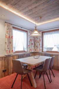 ein Esszimmer mit einem Holztisch und Stühlen in der Unterkunft Das Elisabeth in Sankt Anton am Arlberg