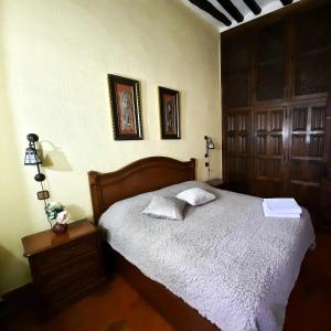 a bedroom with a bed with two pillows on it at Apartamento medieval en el Camino De Santiago in Estella