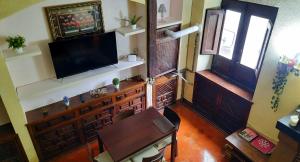 Vista aérea de una sala de estar con TV y mesa en Apartamento medieval en el Camino De Santiago, en Estella