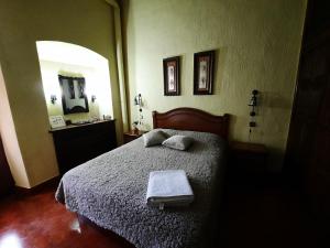 Dormitorio pequeño con cama y espejo en Apartamento medieval en el Camino De Santiago, en Estella