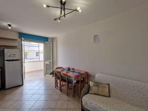 A kitchen or kitchenette at Appartamento Ghirigoro 2