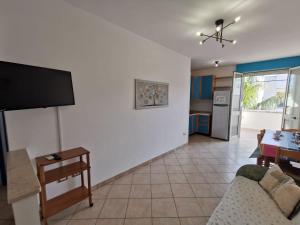 A television and/or entertainment centre at Appartamento Ghirigoro 2