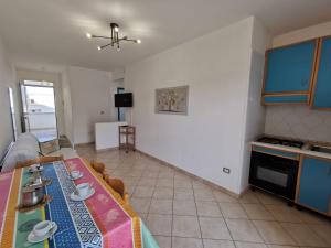 A television and/or entertainment centre at Appartamento Ghirigoro 2
