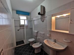A bathroom at Appartamento Ghirigoro 2 Még 8 kép