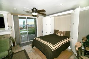 Un dormitorio con una cama y un ventilador de techo. en D11 - Beachfront Luxury, en Oceanside 37 fotos más