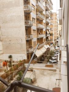 - une vue depuis le balcon d'un bâtiment dans l'établissement Distretto 14, à Rome