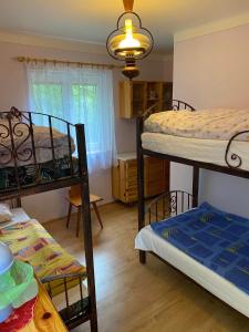 Poschodová posteľ alebo postele v izbe v ubytovaní Chatôčka na Šíravke
