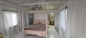 A bed or beds in a room at Captivating 1-Bed Cottage in Codrington