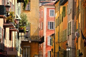 ニースにあるSunny apartment in heart of Nice Old Townの通りを挟んだ街の一団