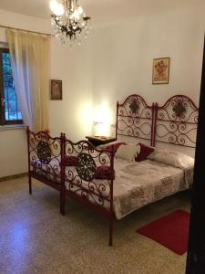 1 dormitorio con cama y lámpara de araña en Villa Chanel, en Rensa