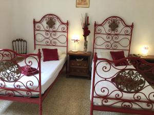 1 dormitorio con 2 camas individuales y mesita de noche en Villa Chanel, en Rensa