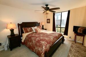 een slaapkamer met een bed en een plafondventilator bij D2 - Breakwater Bungalow in Oceanside +37 foto's