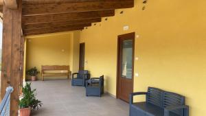 un patio con sillas azules y una puerta de madera en Agriturismo B&B Dal Professore en Sicignano degli Alburni