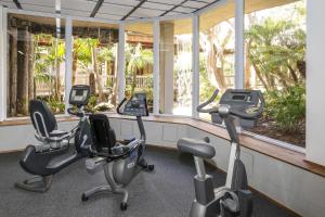 een fitnessruimte met drie hometrainers voor een raam bij D2 - Breakwater Bungalow in Oceanside