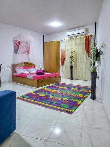 ein Schlafzimmer mit einem Bett und einem Teppich auf dem Boden in der Unterkunft Apartment Place of Dreams near the sea RedSeaLine in Hurghada