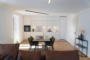 un soggiorno e una cucina con tavolo e sedie di Kiechls Homebase - Adults only a Tarrenz