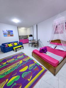 2 Betten in einem Zimmer mit 2 Teppichen in der Unterkunft Apartment Place of Dreams near the sea RedSeaLine in Hurghada