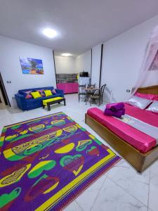 2 Betten in einem Zimmer mit 2 Teppichen auf dem Boden in der Unterkunft Apartment Place of Dreams near the sea RedSeaLine in Hurghada