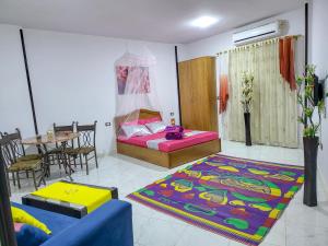 Schlafzimmer mit einem Bett, einem Tisch und Stühlen in der Unterkunft Apartment Place of Dreams near the sea RedSeaLine in Hurghada