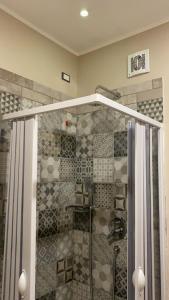 um chuveiro com uma porta de vidro na casa de banho em Agriturismo B&B Dal Professore em Sicignano degli Alburni