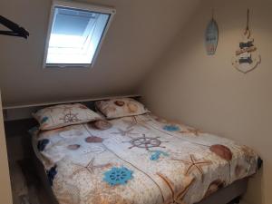 Wad'nGeluk في Paesens: غرفة نوم مع سرير مع لحاف و نافذة