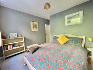 ein Schlafzimmer mit einem Bett mit einer farbenfrohen Tagesdecke in der Unterkunft Stunning 2 bed with Sea View in Hastings Old Town in Hastings