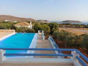 una piscina in una villa con vista di Simos suites a Elafónisos