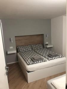 ein Schlafzimmer mit einem Bett in einem Zimmer mit in der Unterkunft La Pineta Santa Maria Maggiore Locazione Turistica in Santa Maria Maggiore