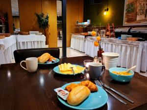 einen Tisch mit Teller mit Lebensmitteln darüber in der Unterkunft Hotel Restaurant 't Trefpunt in Made