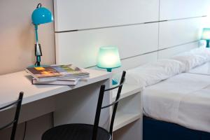 a bed room with a lamp and a lamp post at Estudios Aránzazu in Santander