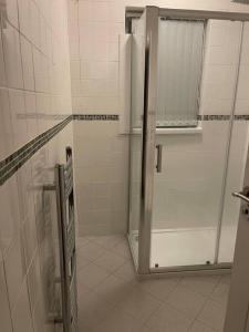 eine Duschkabine in einem weißen Bad in der Unterkunft Large Beautiful 3 Bed house in City of Birmingham in Birmingham