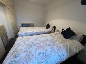 ein Schlafzimmer mit 2 Betten und einem Laptop darauf in der Unterkunft Large Beautiful 3 Bed house in City of Birmingham in Birmingham