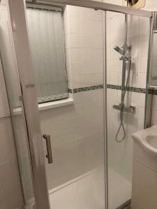 ein Badezimmer mit Dusche mit Glastür in der Unterkunft Large Beautiful 3 Bed house in City of Birmingham in Birmingham + 8 Fotos