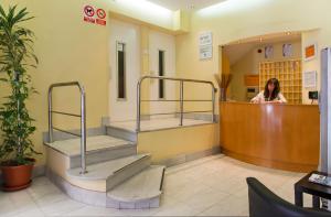 a woman standing at the counter of a waiting room at Estudios Aránzazu in Santander