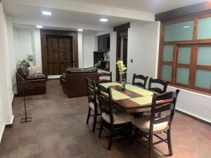 uma sala de jantar com mesa e cadeiras em Depametepec55 em Toluca