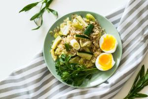 un plato de arroz y huevos en una mesa en The Diplomat Hotel, en Sliema