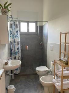 La salle de bains est pourvue d'un lavabo et de toilettes. dans l'établissement Casa le Rondini Toscana, à Bucine