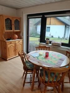 eine Küche mit einem Tisch und Stühlen sowie einem Fenster in der Unterkunft Haus Saufelsen in Ludwigswinkel