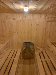 un sauna en bois avec un banc au milieu dans l'établissement Hotel PrincesSophie, à Sighişoara