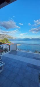 a view of the ocean from the balcony of a house at Vikula in Duće