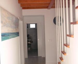 a hallway with white walls and wood ceilings at Alo Baía São Lourenço in Santa Bárbara