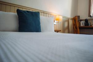 Postel nebo postele na pokoji v ubytování Burlington Guest House