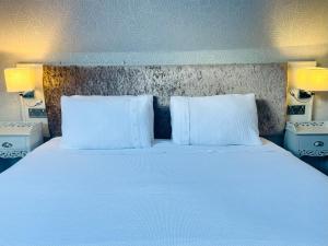Postel nebo postele na pokoji v ubytování Burlington Guest House