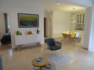 uma sala de estar com um sofá e uma mesa em Korčula - apartman 2, Prigradica - IVAN em Blato