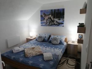 Tempat tidur dalam kamar di Apartmani NECA Zlatar