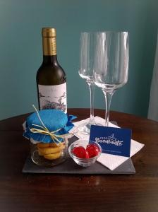 una bottiglia di vino e due bicchieri su un tavolo di Casa BuonVento a Horta