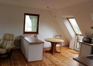 uma sala de estar com uma mesa e uma cadeira em Top Appartement 1 in Rosengarten/Hamburg em Rosengarten