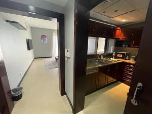 Nhà bếp/bếp nhỏ tại الهُدىٰ غرفةوصالة إطلالة بحرية عائلات فقط - Al Huda One room