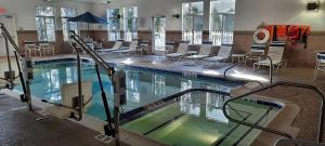 Holiday Inn Express & Suites New Buffalo, MI, an IHG Hotel 내부 또는 인근 수영장