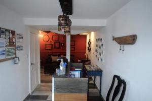 Casa BuonVento في أورتا: غرفة طعام مع طاولة وغرفة معيشة